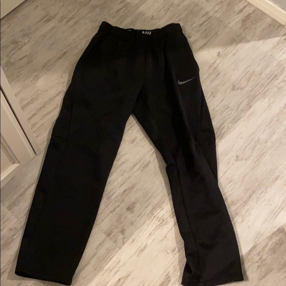 Size small black nike sweatpants with pockets!